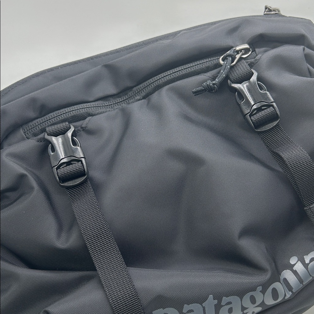 Patagonia NWT Versatile Black Atom Water Repellant Sling Bag 8L - Picture 7 of 9